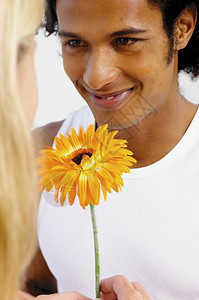 男人送花给女人图片