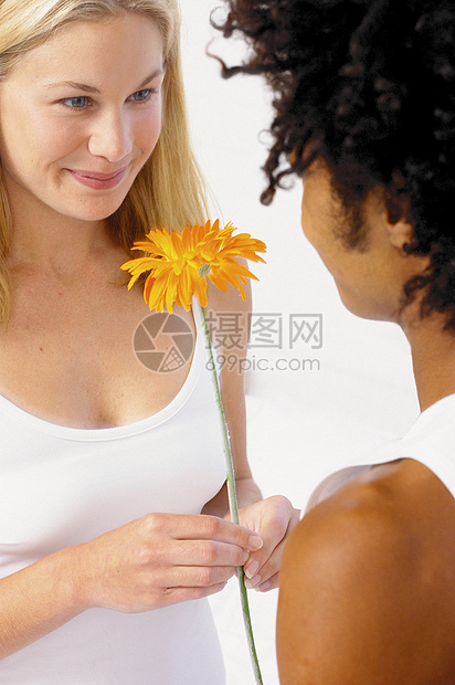 男人送花给女人图片