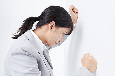 职场女性靠墙哭泣图片