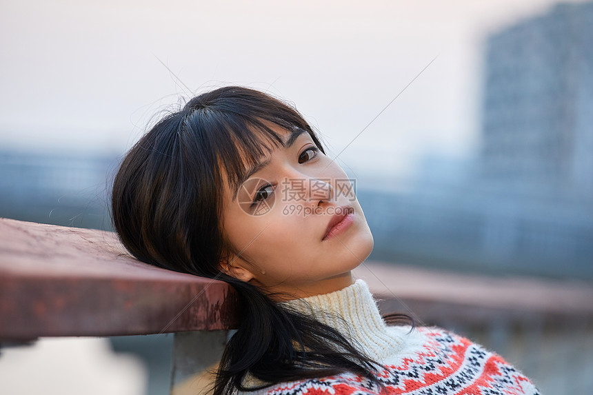 青年女性倚靠栏杆