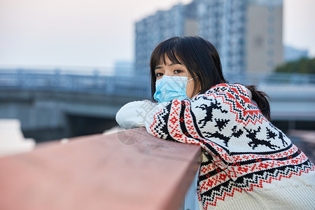 青年女性趴在栏杆上图片