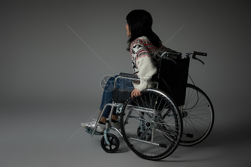 青年女性坐轮椅图片