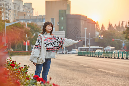 青年女性等车图片