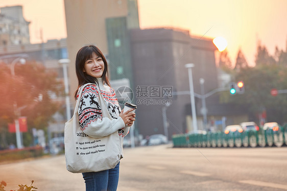 青年女性等车图片