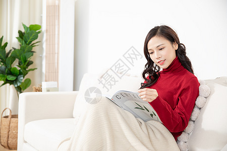 冬季女性居家看书图片
