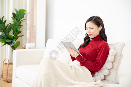 冬季女性居家看平板电脑图片