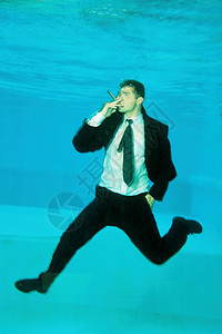 在水下抽烟的男人图片