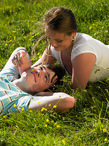 躺在草地上的两个人图片