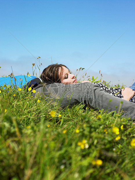 躺在草地上的情侣