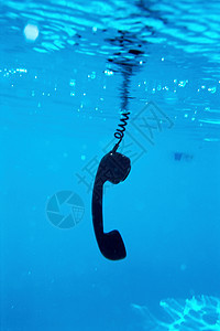 游泳池里的电话听筒背景图片