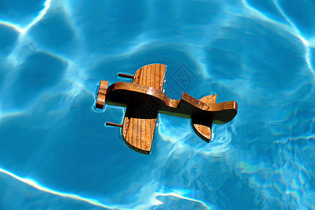 游泳池上的木制飞机图片