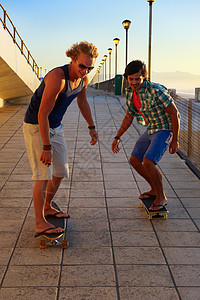年轻人玩滑板图片