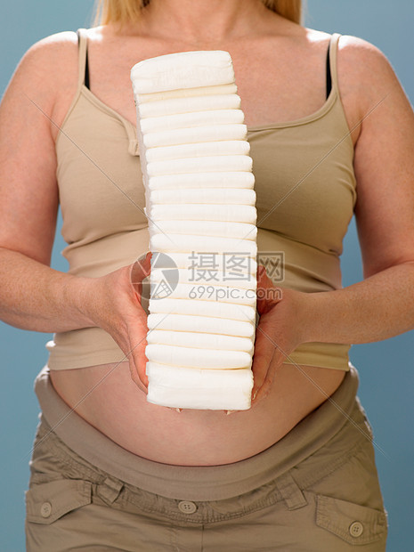 抱着尿布的孕妇图片