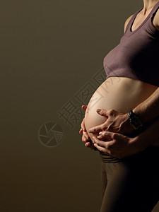 摸孕妇的肚子的男人图片