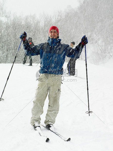 年轻人滑雪图片