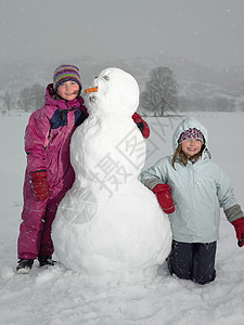 雪人在滑雪带雪人的女孩背景