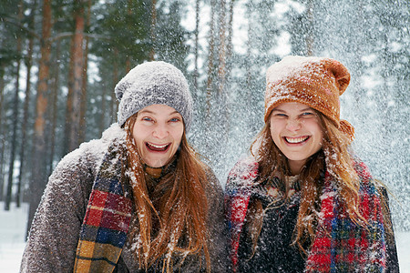 外面大雪中的年轻女子背景图片