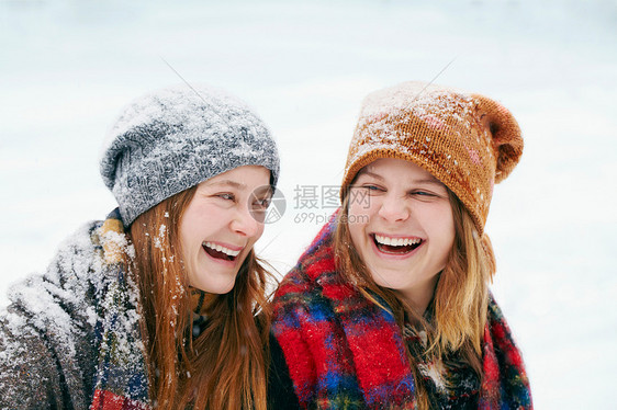 在雪地里快乐的年轻女人图片