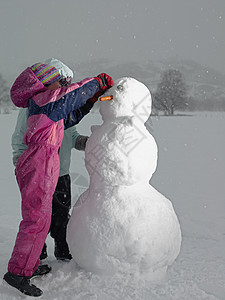 雪人在滑雪女孩堆雪人背景