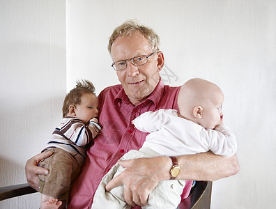 爷爷抱着两个孩子图片