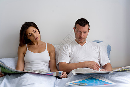 年轻夫妇在床上图片