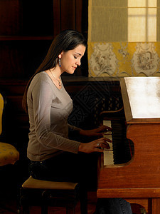 弹钢琴的年轻女子图片