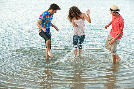 三个朋友在湖里玩得开心图片