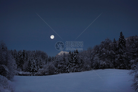 雪原上的满月图片