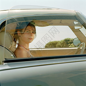 车里的年轻女人图片