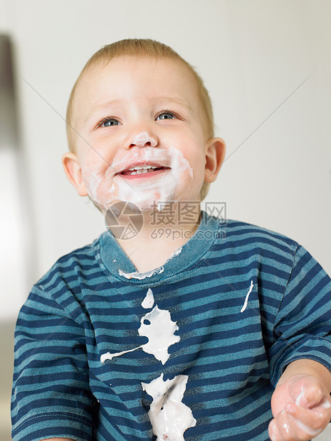 脸上蒙着酸奶的小男孩图片