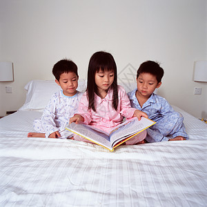 孩子们在床上看书图片