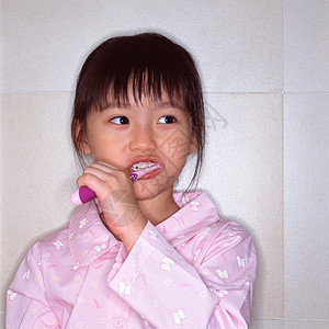 刷牙的女孩图片