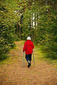老妇人在森林里徒步旅行图片