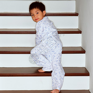 楼梯上的小男孩图片