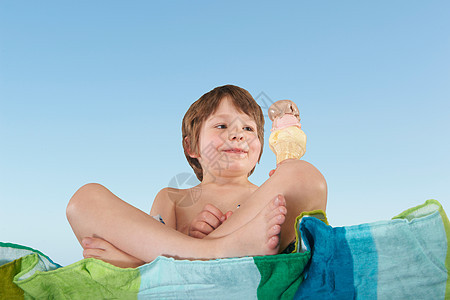 男孩坐在冰激凌毛巾上图片
