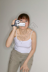 女人用摄像机拍摄图片