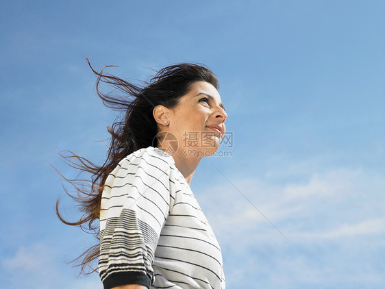 天空中的妇女肖像图片