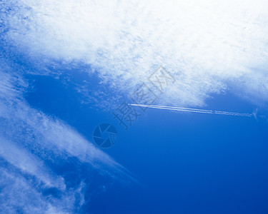 飞机的蒸气痕迹图片