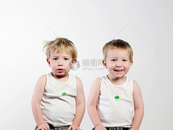 坐在一起的双胞胎男孩图片