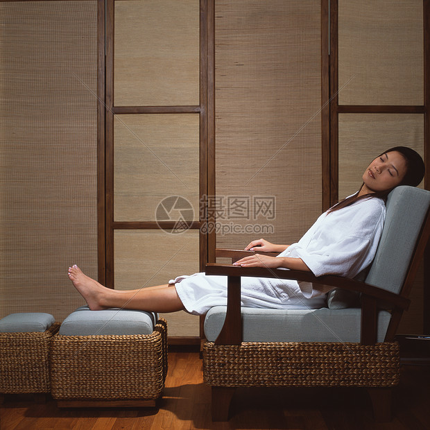 睡温泉的亚洲女人图片
