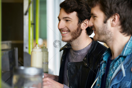 从餐车点菜的男人图片