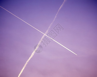 紫色天空中的蒸气痕迹图片