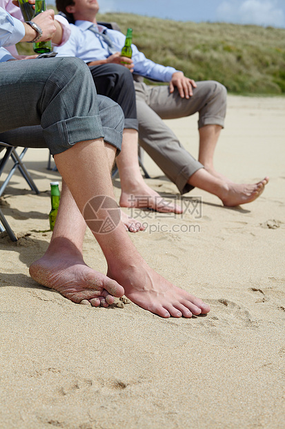 商人赤脚在海滩上图片