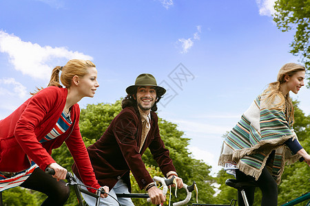 在公园骑自行车的青少年图片