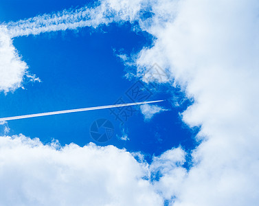飞机蒸气划过的蓝天图片