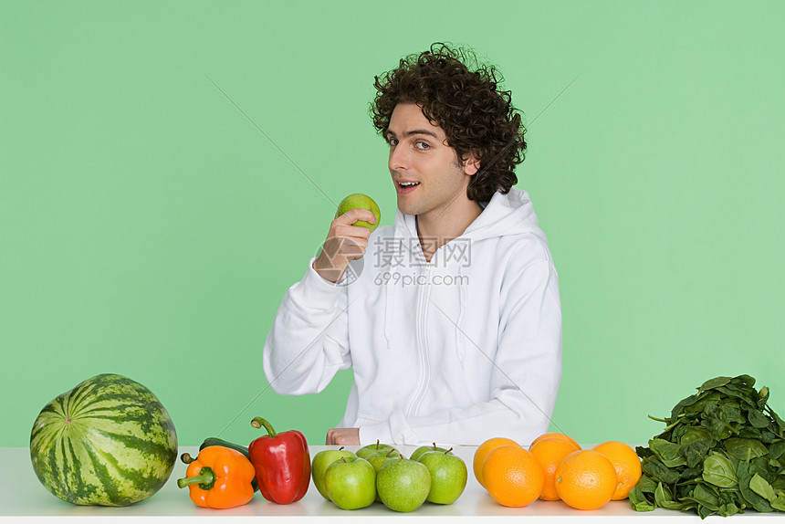 与水果一起摆拍的男士图片