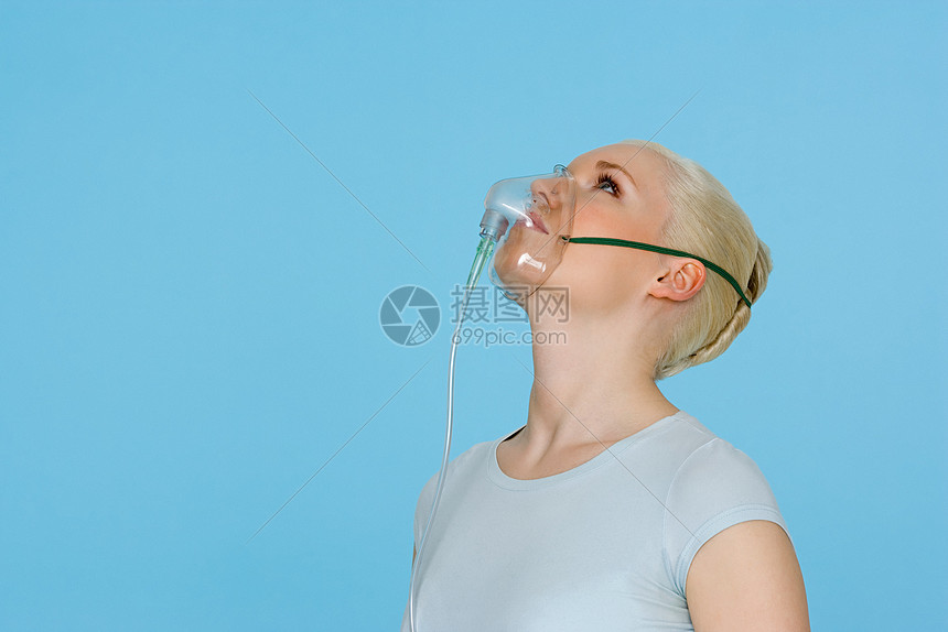 戴着氧气面罩的年轻女子