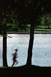 公园里模糊的慢跑者图片
