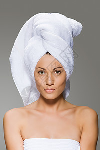 头裹着毛巾的女人图片