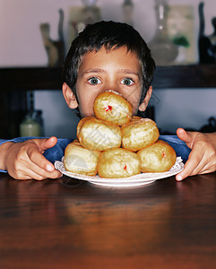 吃着甜甜圈的男孩图片